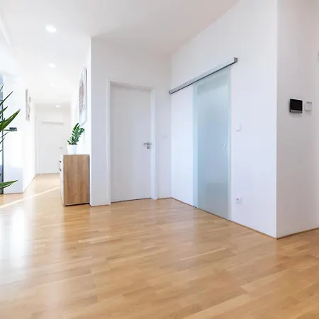 Apartment Airport Luxury &